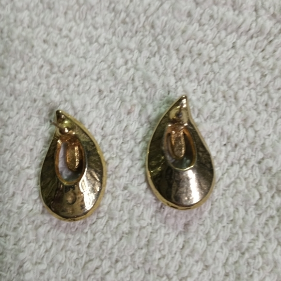 Goldtone black teardrop post earrings no backs - Picture 3 of 4